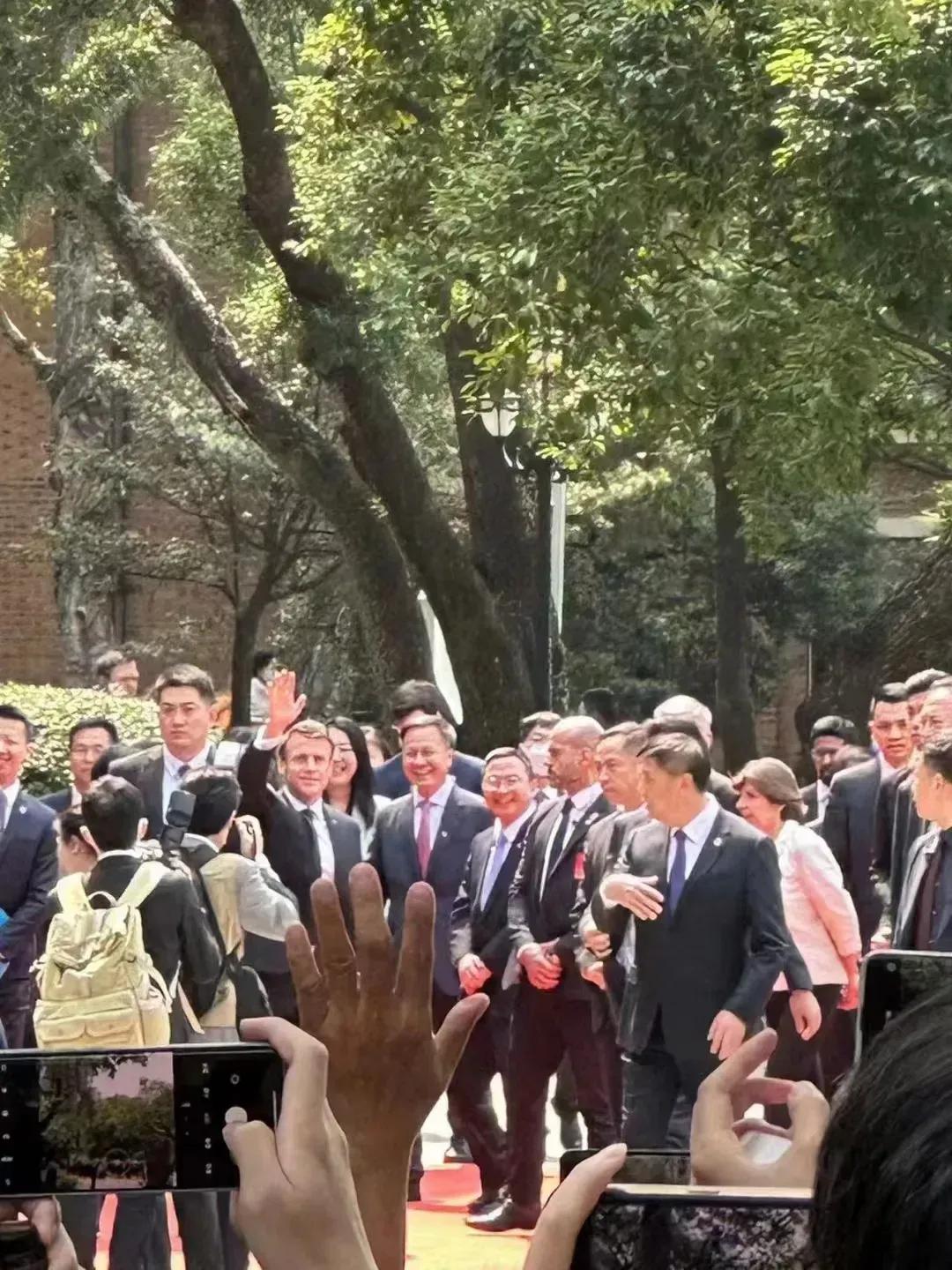 马克龙来到我们学生人群中握手，学生们热情与马克龙握手，就是不知道马克龙来学校是啥