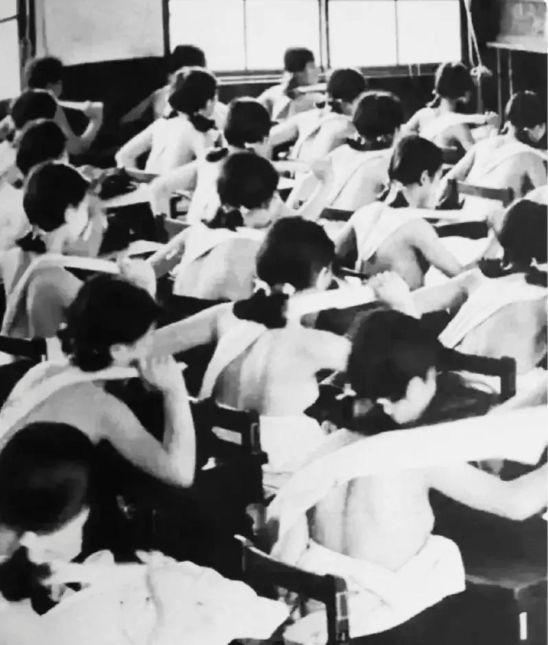一张拍摄于日本高中的照片，镜头中的学生们赤身裸体，毫无羞耻地在片场进行着军国主义