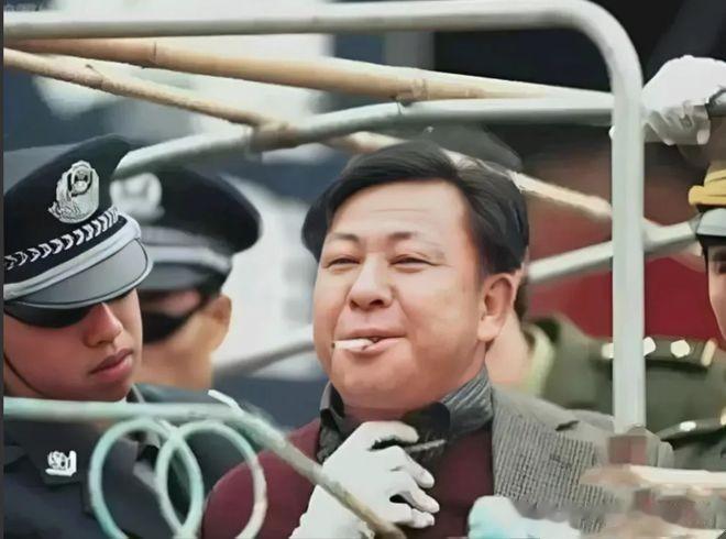 2001年，被称为“假钞大王”的张林琪被枪决前的最后一张照片，面对着镜头时，他嘴