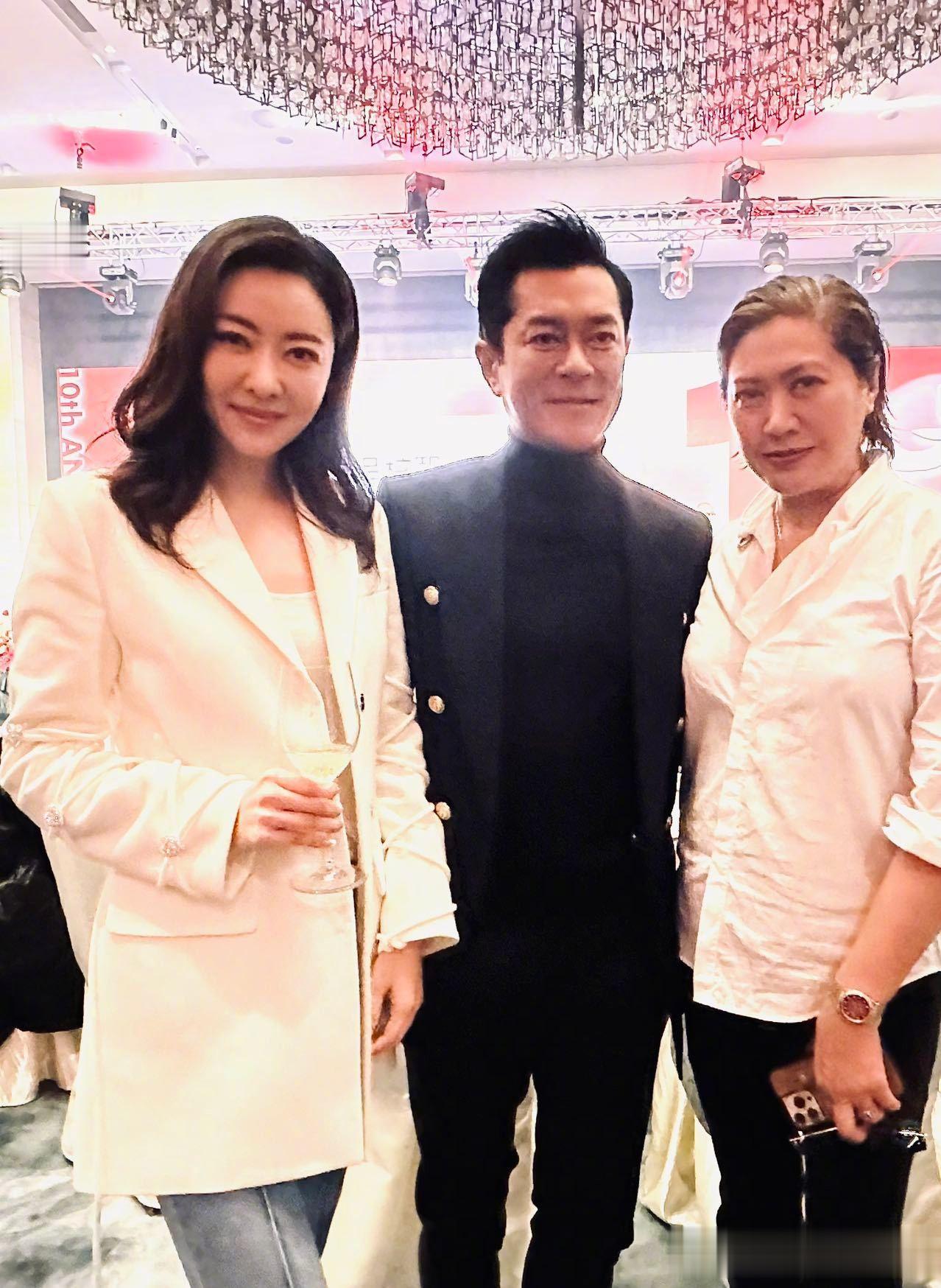 公司春茗！熊黛林178cm穿西装牛仔裤艳压全场，站台上抽奖真像老板娘！
 
熊黛