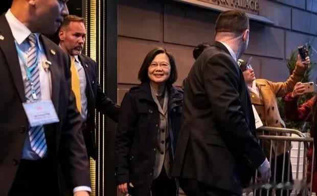 对于马英九的返乡祭祖之旅，国民党发言人、国民党史馆主任林家兴澄清国民党的立场：“