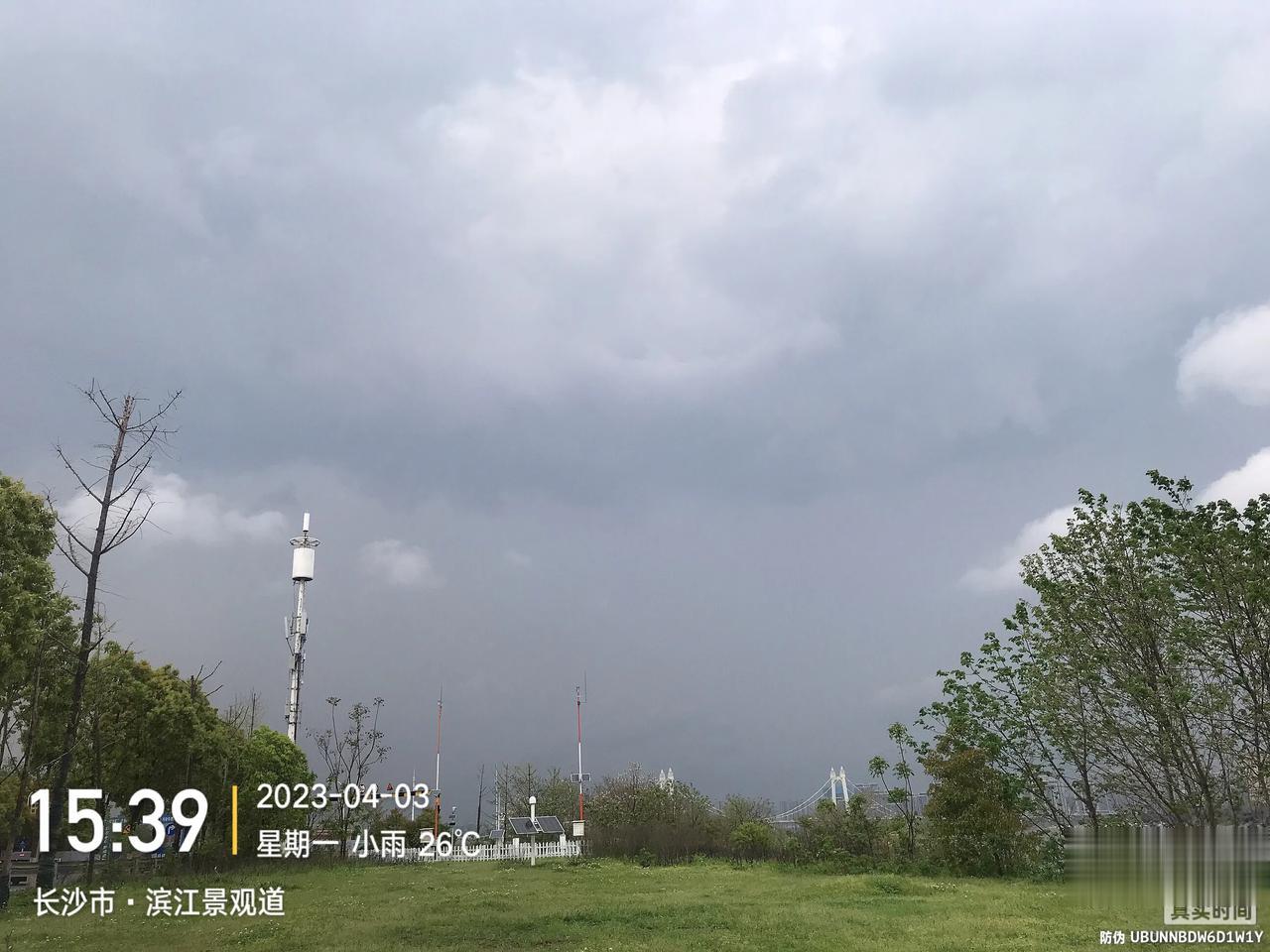 律师执业笔记：今天被我们湖南省某县劳动仲裁的一个仲裁员暗示性威胁了。哎，小地方的