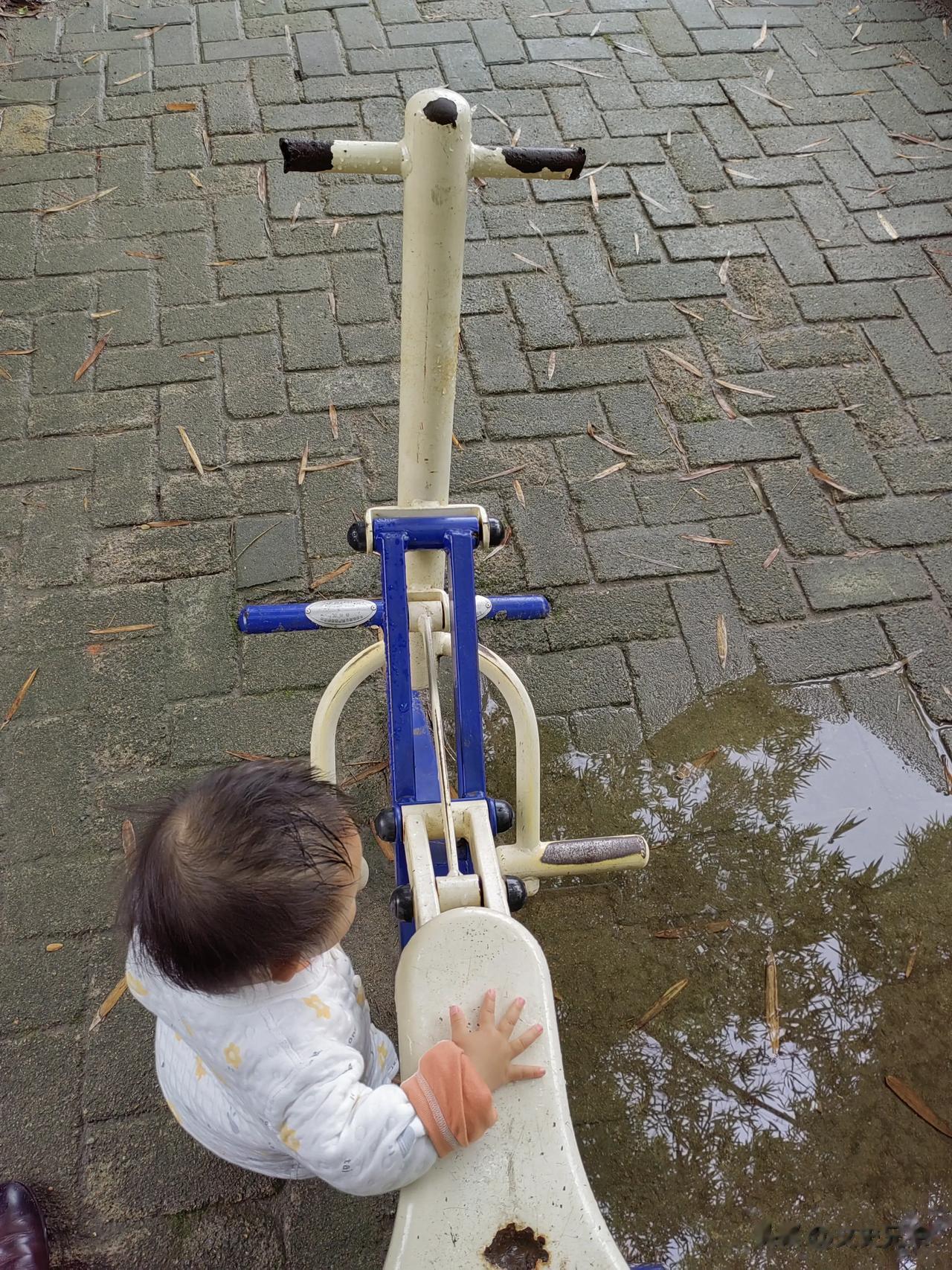  
带娃来运动场地，让她感受一下爸爸的厉害。
这个叫做啥来着，我可以做两百个。
