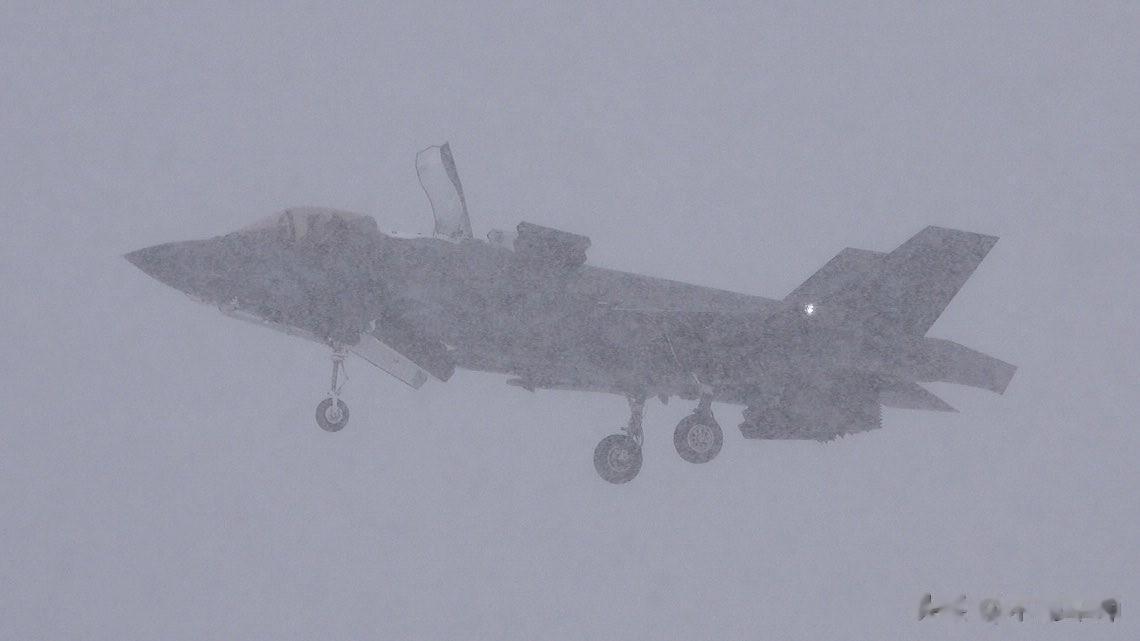 美国陆战队F-35B战机在日本三泽基地冒着暴风雪飞行