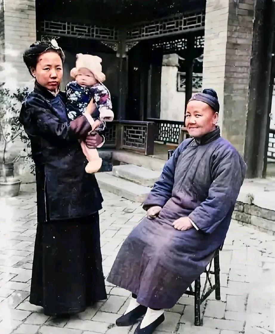 清末时期的儿媳妇和婆婆，儿媳妇很恭敬，婆婆的眼神很犀利。
那个时代，儿媳妇绝对要