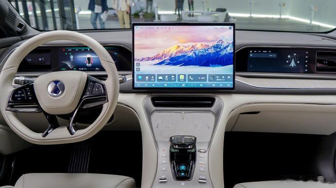 腾势 N7 内饰图来了！
整车总共有 6 块屏幕，并非采用骁龙 8155 方案，