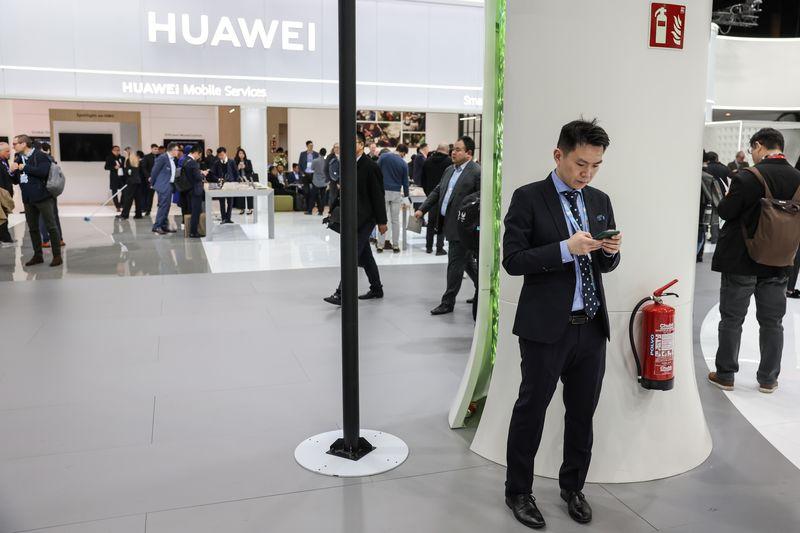 彭博都有点傻眼了：受美国制裁的华为竟然在移动大会上大展拳脚，直接向美国竖中指！
