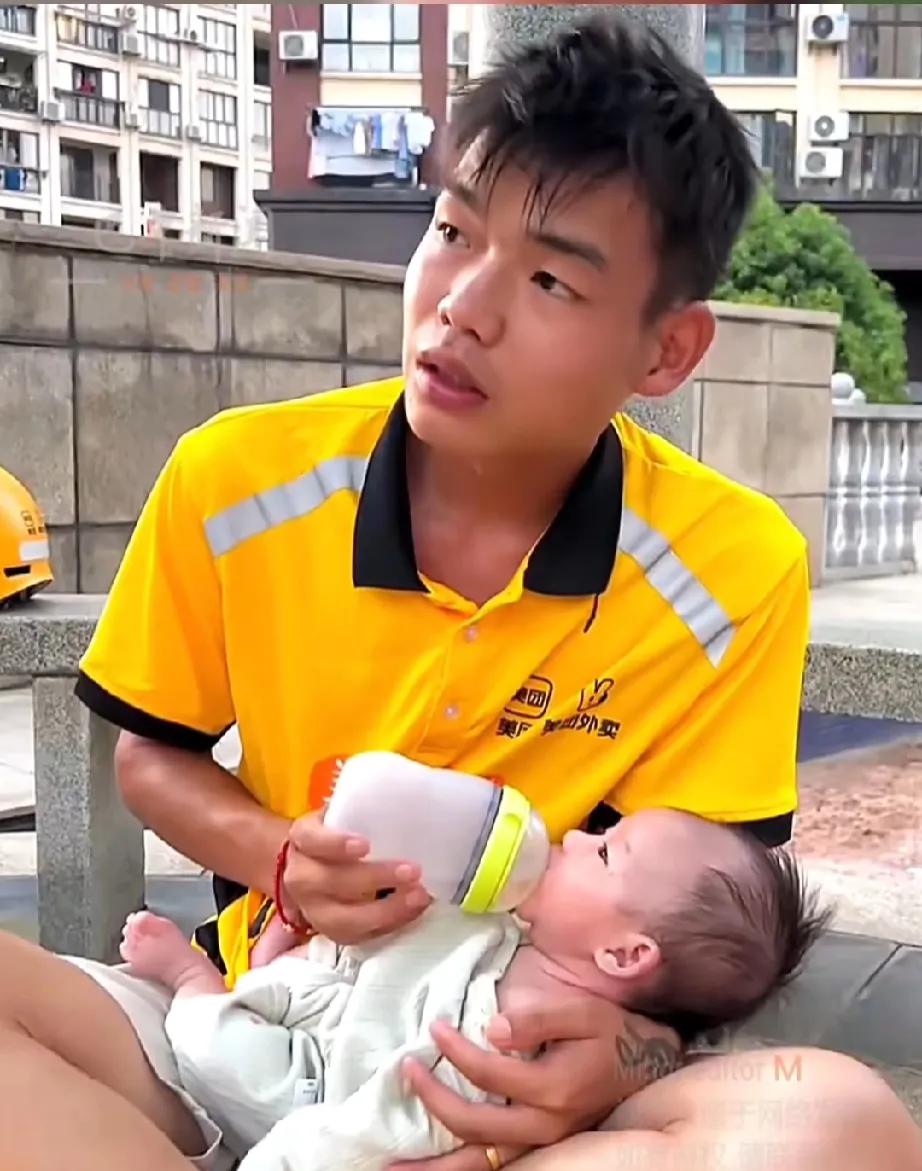 孩子两个月大妈妈就离家出走了，
无奈之下爸爸只能带着两个月的儿子送外卖。看的让人
