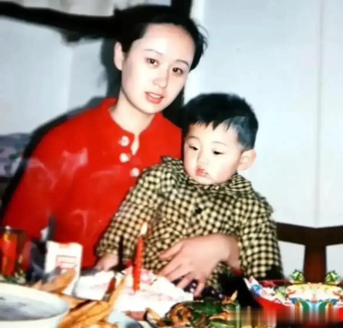 原来张妈妈是个大美人，张爸爸颜值一般，张继科呢长的更像爸爸，说帅不帅说丑不丑，中