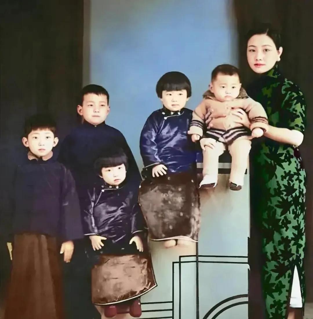 梅兰芳先生的二房妻子福芝芳和五个孩子的合影，福芝芳颜值很高，生了孩子后身材还能那