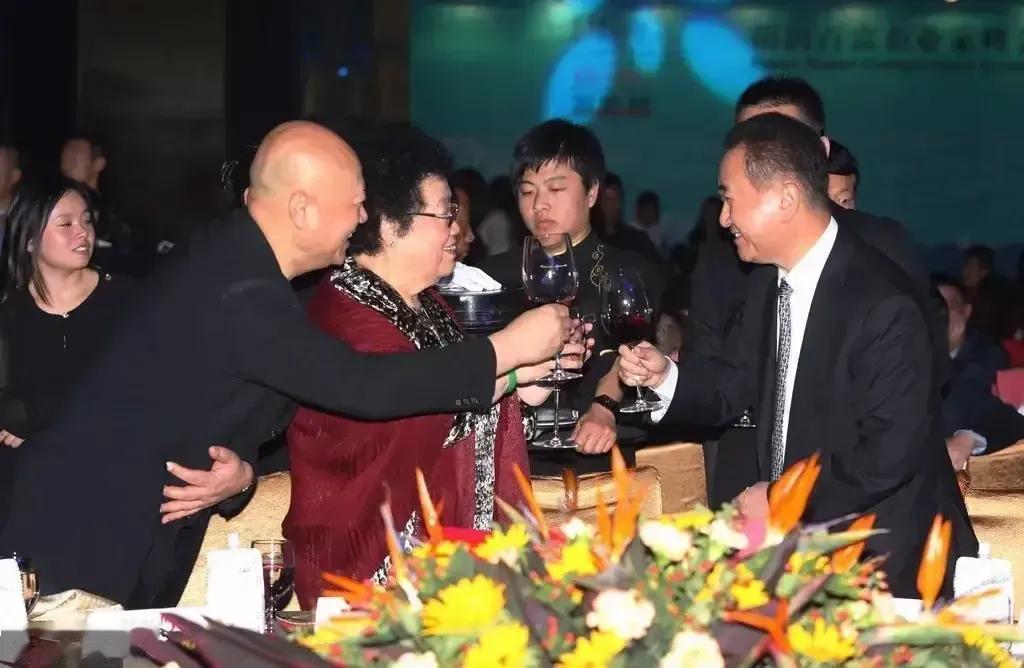 太憋屈了吧！网传陈丽华特意带唐僧迟重瑞出去应酬见世面，不料被房地产大佬王健林给“
