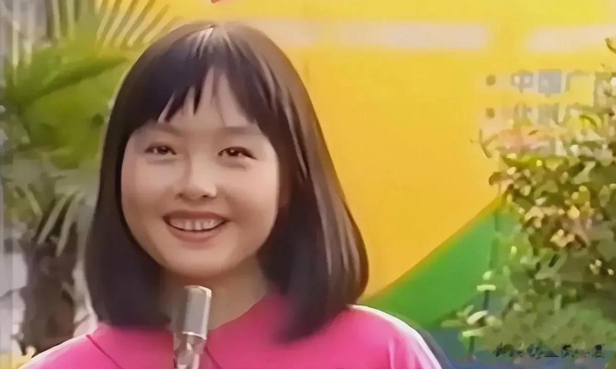 这是还没有变成骨瘦嶙峋时的鲁豫！
陈鲁豫，1970年6月12日出生于上海市，成长