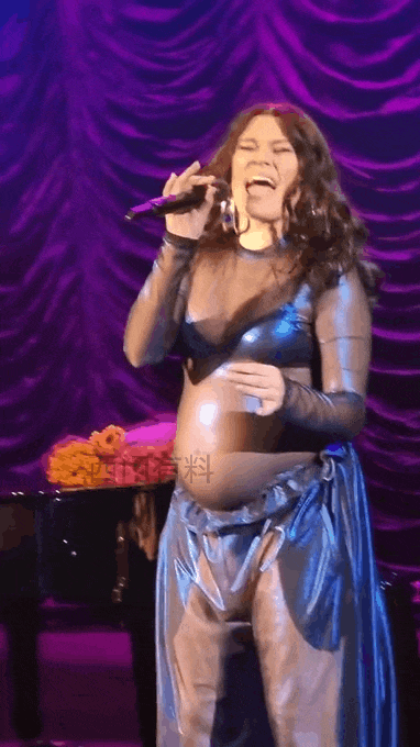 结石姐Jessie挺孕肚唱歌，太牛！

要说最敬业歌手，应该要属结石姐吧！
怀着