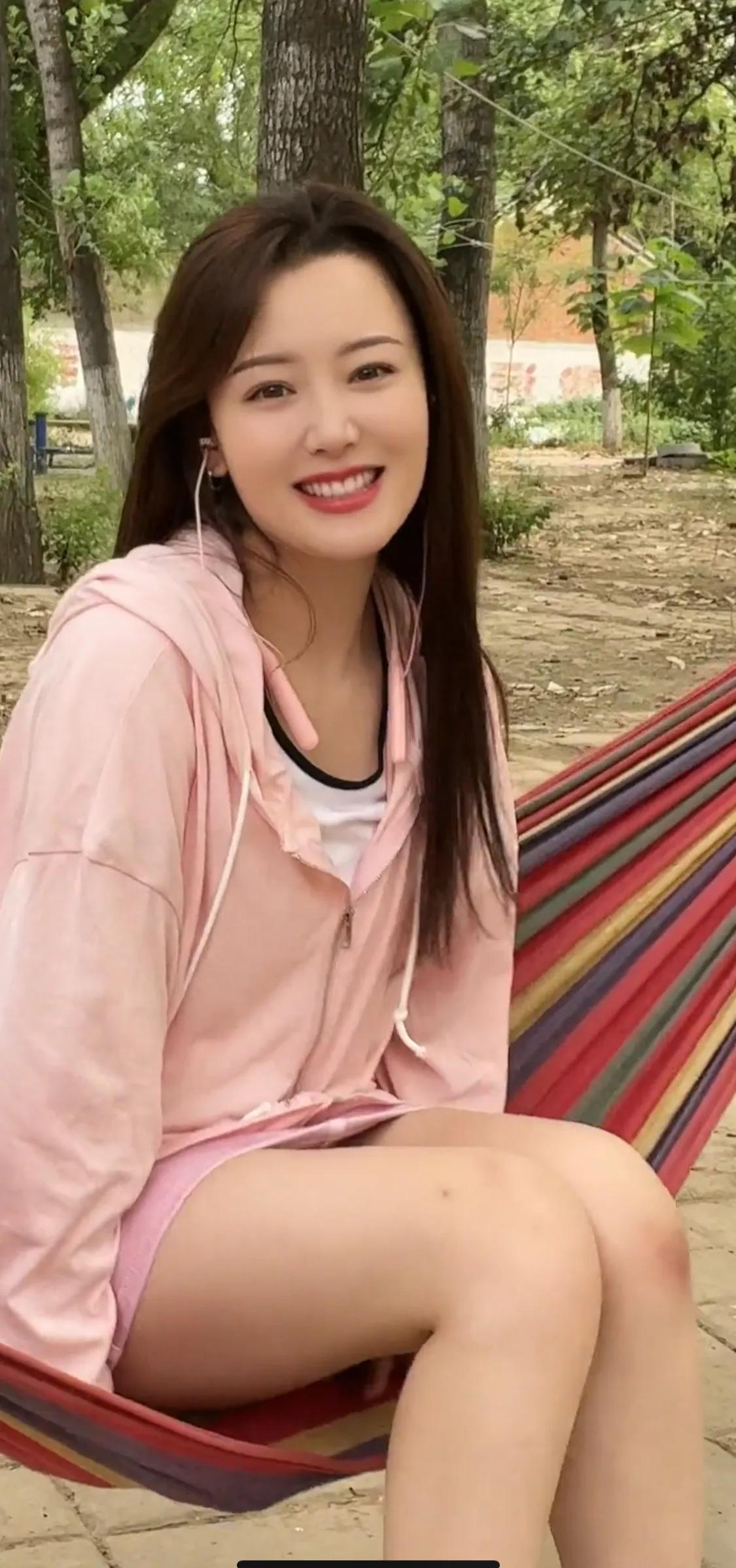 怎么看女人好不好色？
很多人说男人好色鼻子，女人好色看嘴唇，其实老祖宗留下的东西
