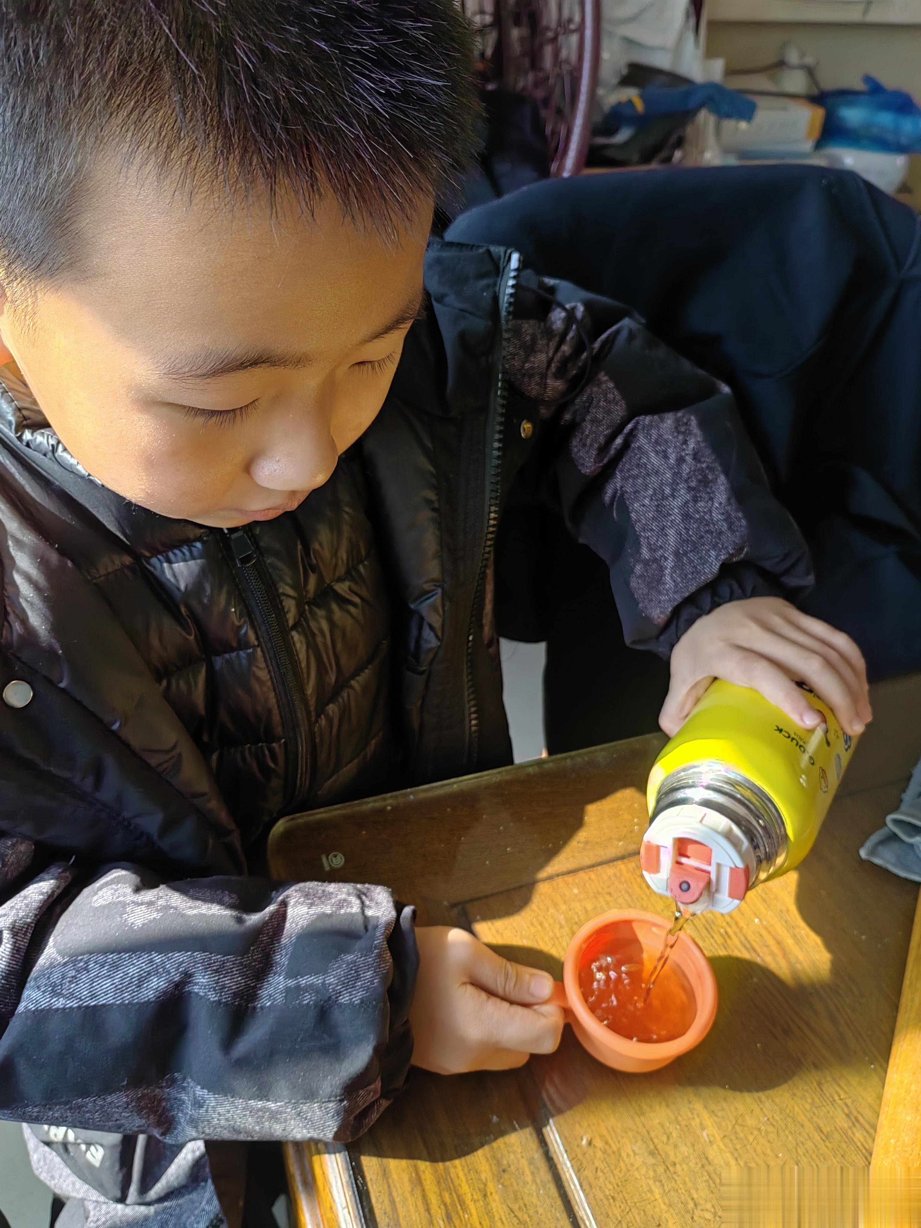  我家小朋友也在认真喝五清茶煮