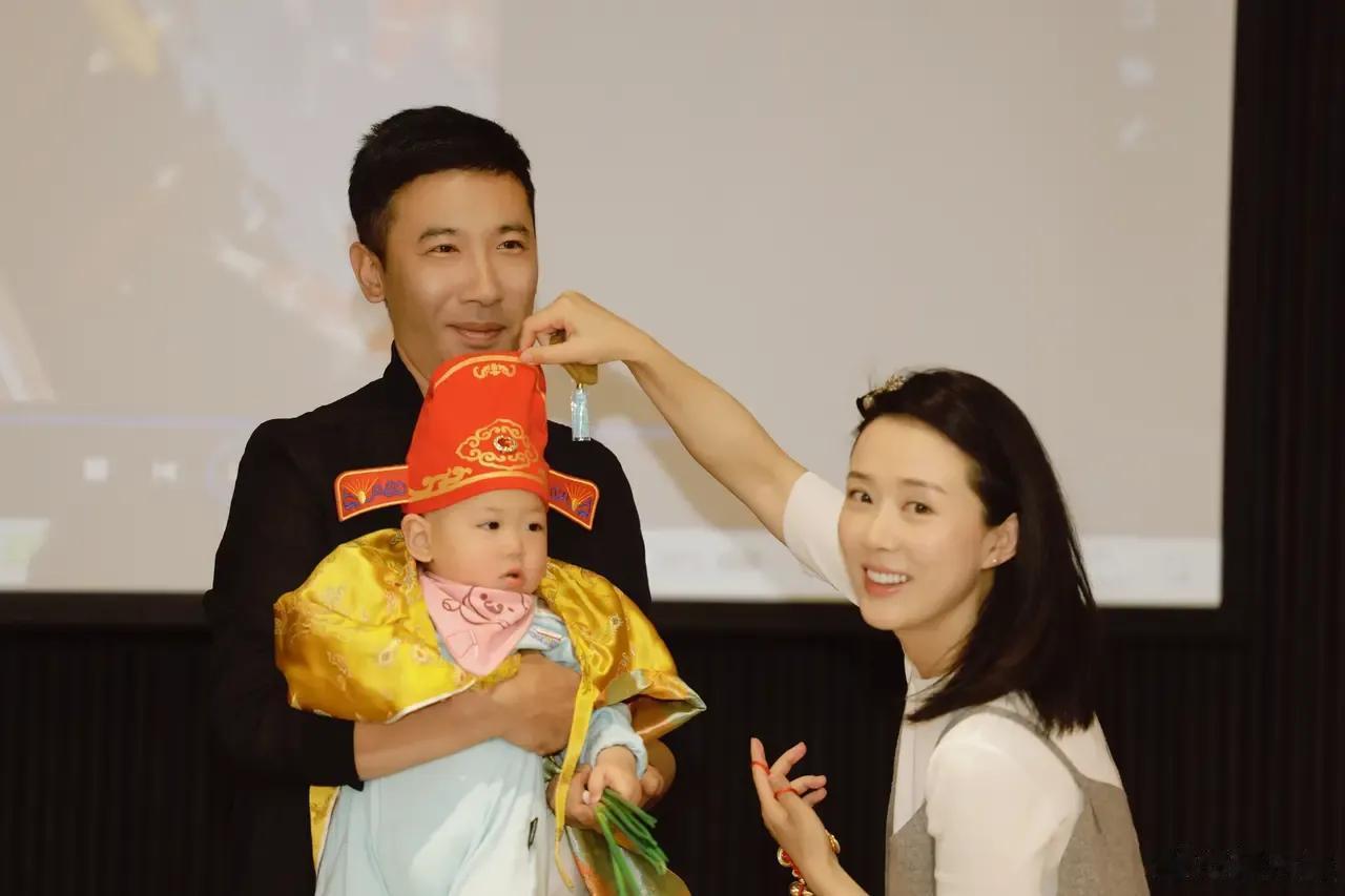颜丹晨晒儿子生日照，一家三口同框温馨又幸福！

颜丹晨儿子生日照，颜丹晨给儿子戴