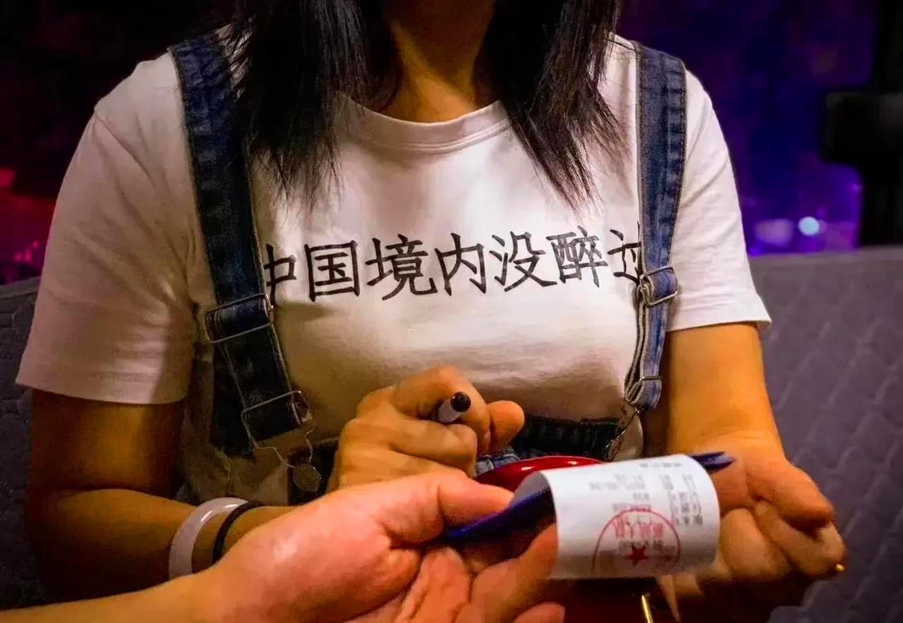 在合肥，警察出门了，为的是查酒驾。在查酒驾这么多年以来却仍然有人顶风作案。一位身