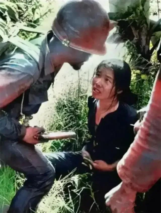 这是一张美军暴行的图片！

1972年，越南西贡的一处丛林中，一名美军手持手枪站