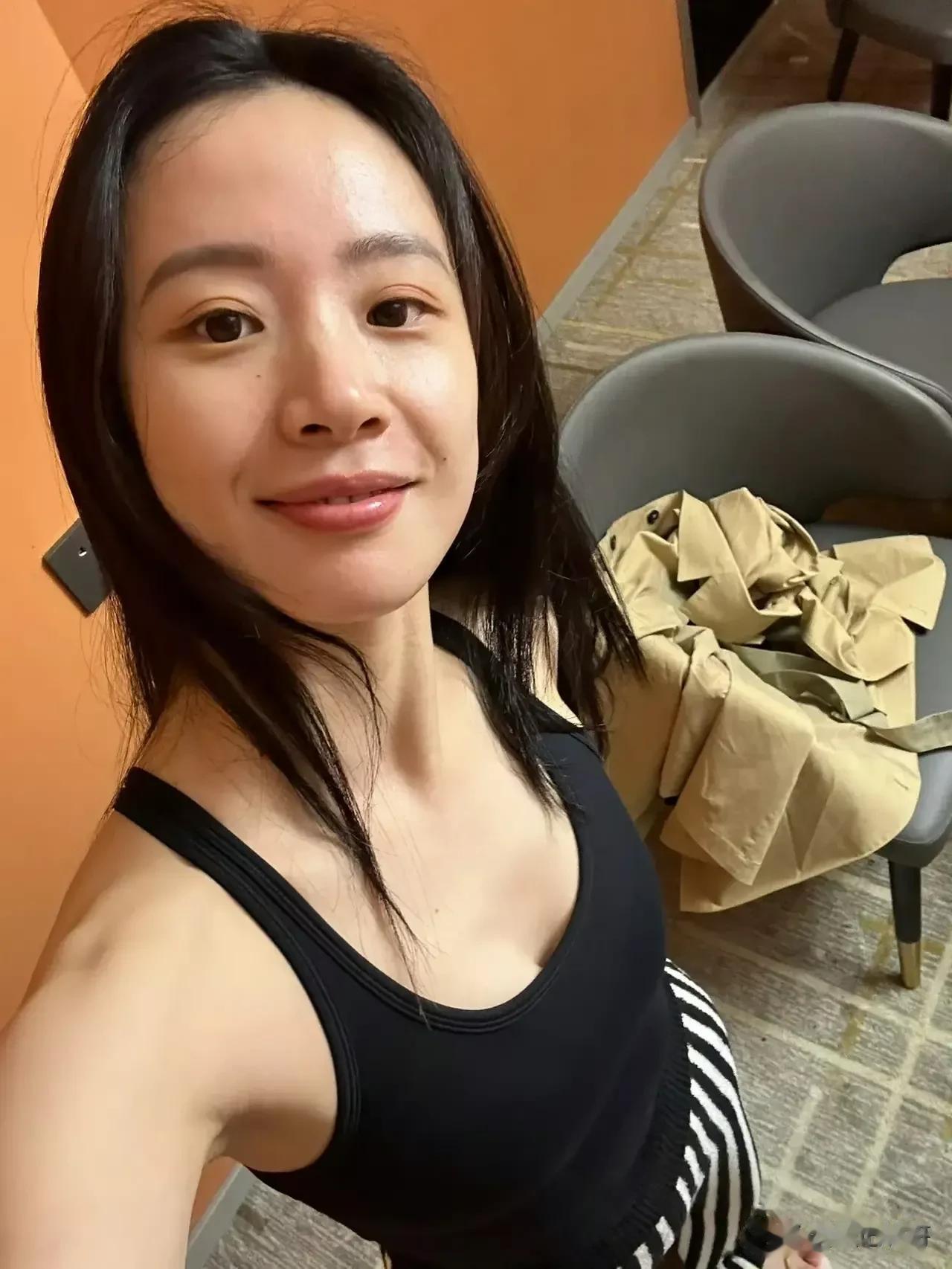 著名大明星李梦晒性感身材照！难怪李梦在娱乐圈那么爆红，毕竟她拥有高挑性感丰满的身