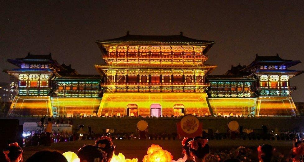 “春来谁做韶华主，总领群芳是牡丹。”#寻美洛阳# 4月1日晚，第40届中国洛阳牡