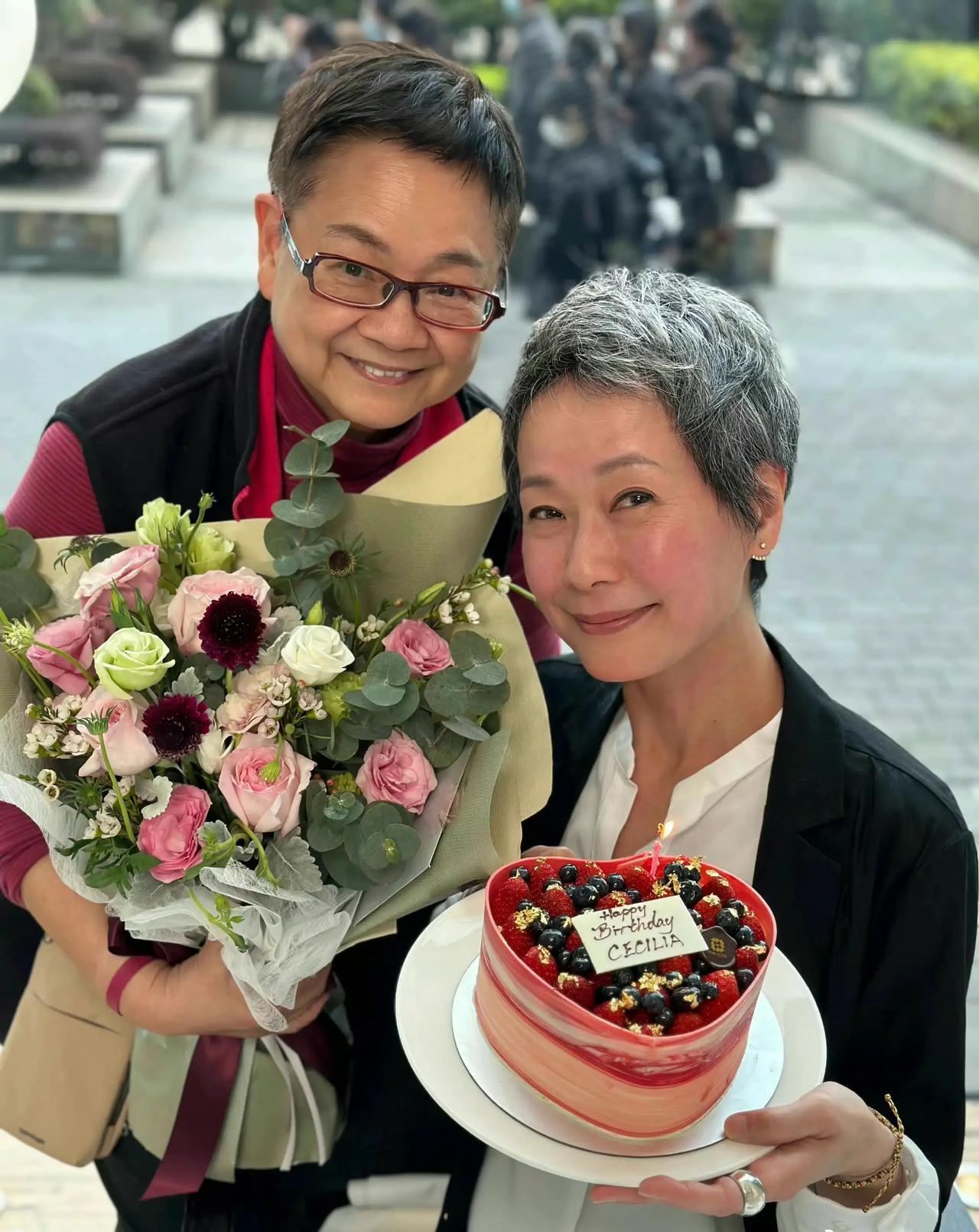 60岁叶童最真实的状态，灰白的人头发，清晰可见的皱纹，但没有任何医美痕迹的她却出