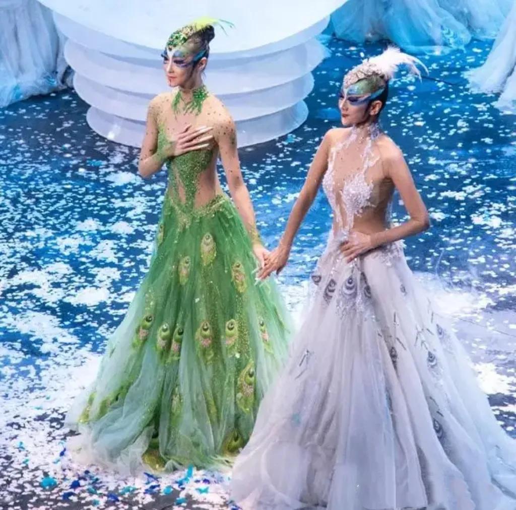 杨丽萍徒弟的孔雀舞被吐槽不雅观，男女贴身来回乱蹭，有点辣眼睛。
杨丽萍的爱徒肖蓉