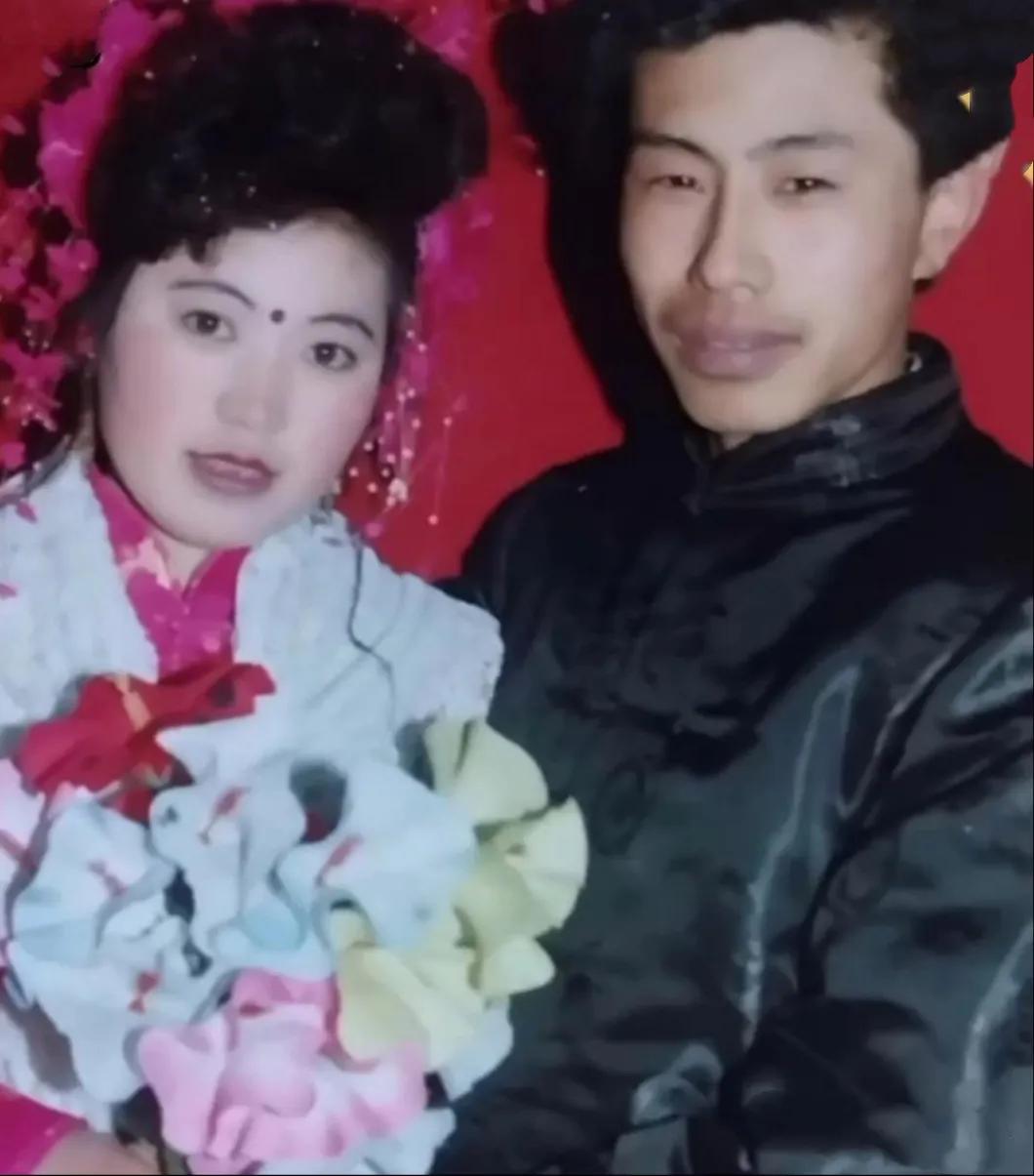 一对夫妻相隔30年的两张合影，30年后，妻子越来越漂亮，丈夫老得太快。
30年前