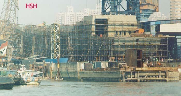 20年弹指一挥间当年建造中以及2003年4月29日下水时的052C型导弹驱逐舰首