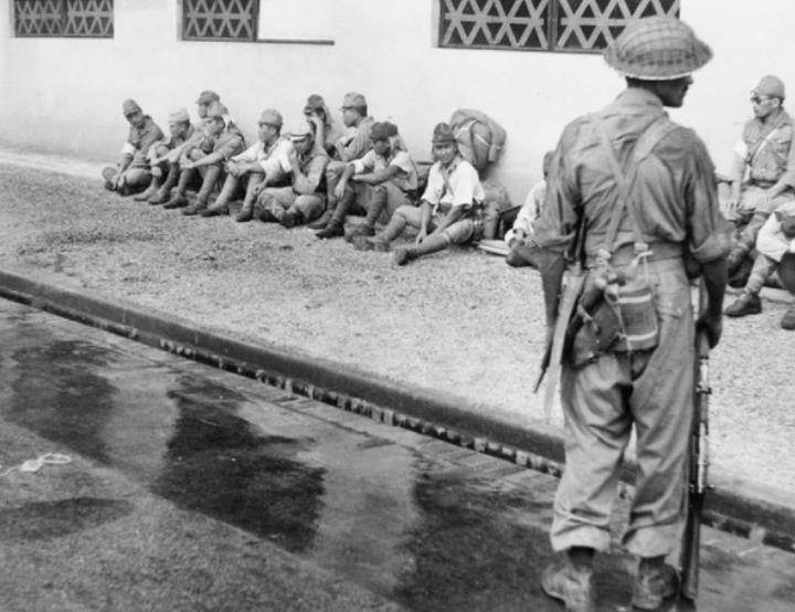 【日军在新加坡投降】
在 1945 年 8 月 15 日日本同意投降后，这一消息