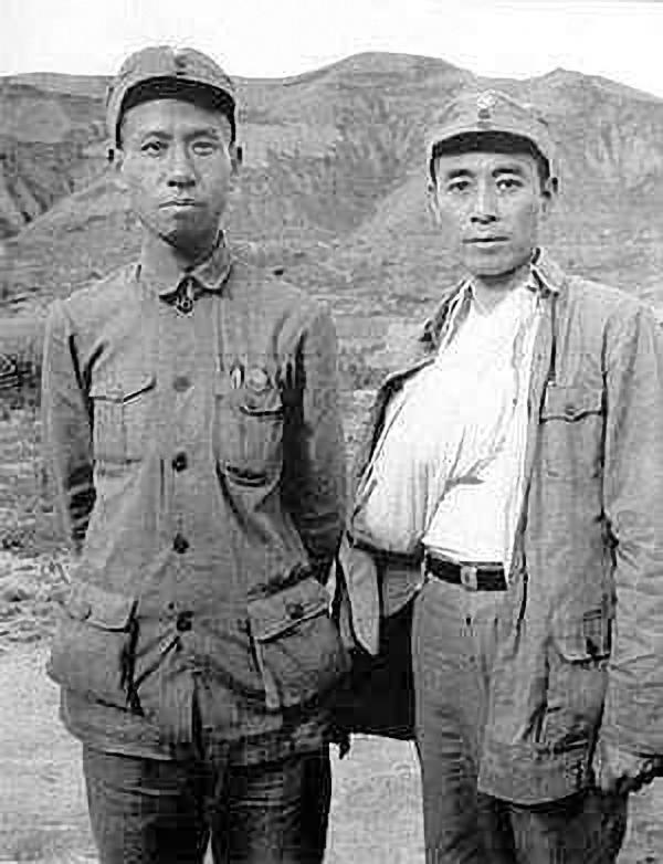 【周总理右臂受伤经过】
周总理右臂有伤，一直半曲着不能伸直，而这个伤还是拜江青所