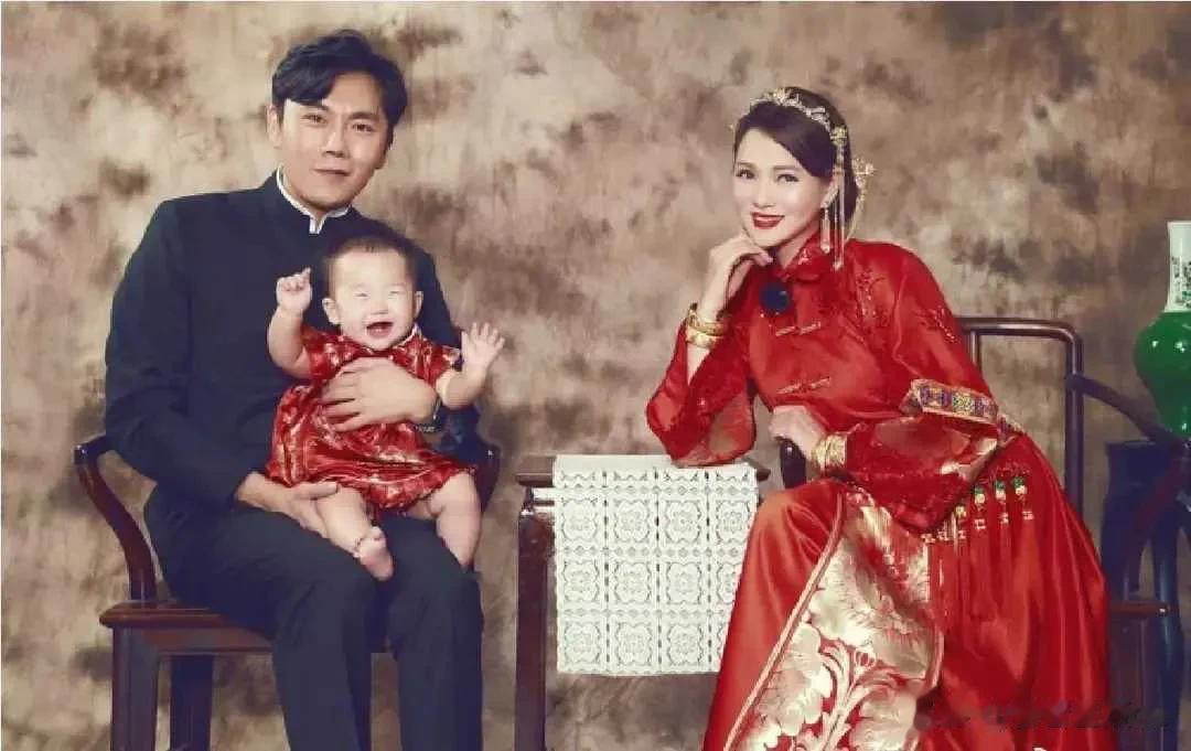 3月22日，一位知名画家曝光了几段伊能静女儿在家中学习国画的视频，意外引发诸多争