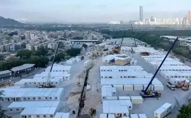 去年中，山东计划投入230亿，在全省建造119家方舱，以满足抗疫需求。现如今，山