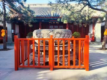与以前对照，许多地方都增加了各种护栏。到处都设着“请勿攀登”“请勿涂抹”的禁牌。