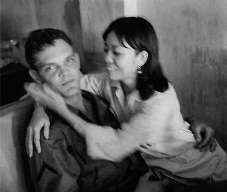 #历史那些事[超话]#这张照片拍摄于1969年的越南西贡。一名越南妇女在美国军队