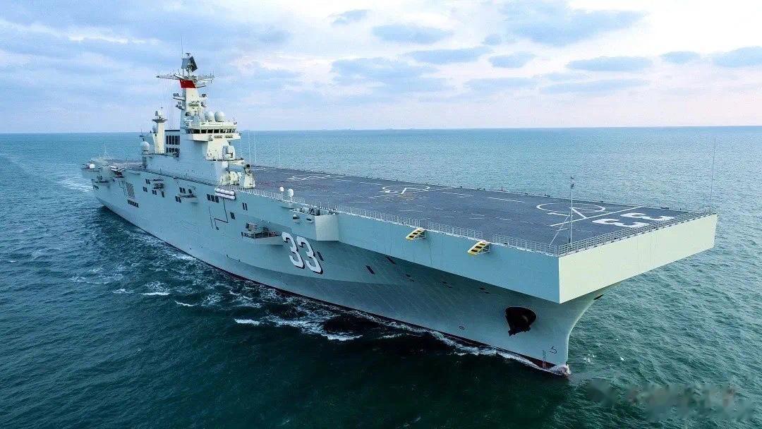 近日，东部战区海军某登陆舰支队安徽舰，奔赴某海域开展多科目实战化训练，进一步检验