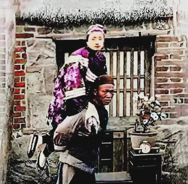 清末时，一个“龟奴”正在送妓女去“客户”家服务。照片中的妓女只有十几岁，可是她浓