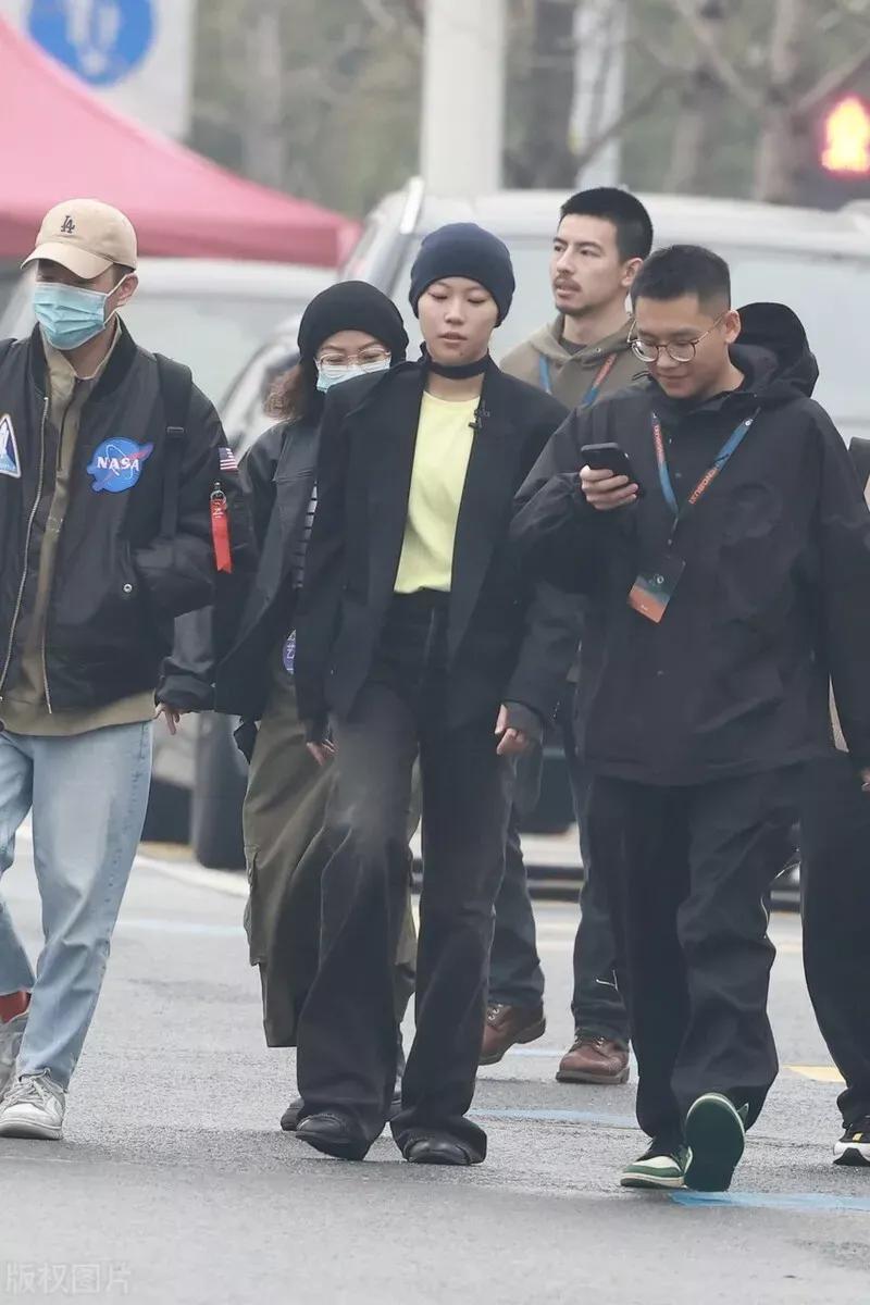 王菲女儿真是不简单，到长沙商演太霸气，穿一身黑色西装略显成熟，脖子上的颈圈太时髦