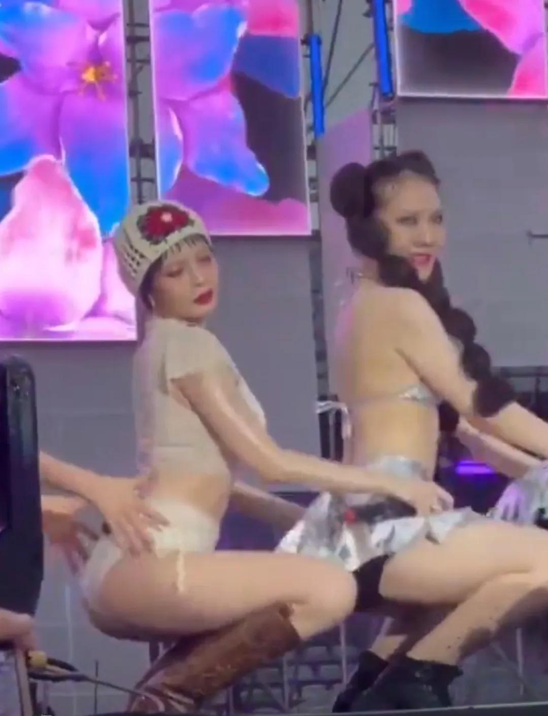 女明星泫雅泰国泼水节演出惹争议，不少网友都吐槽她穿得衣服实在尺度太大了。
也不怪
