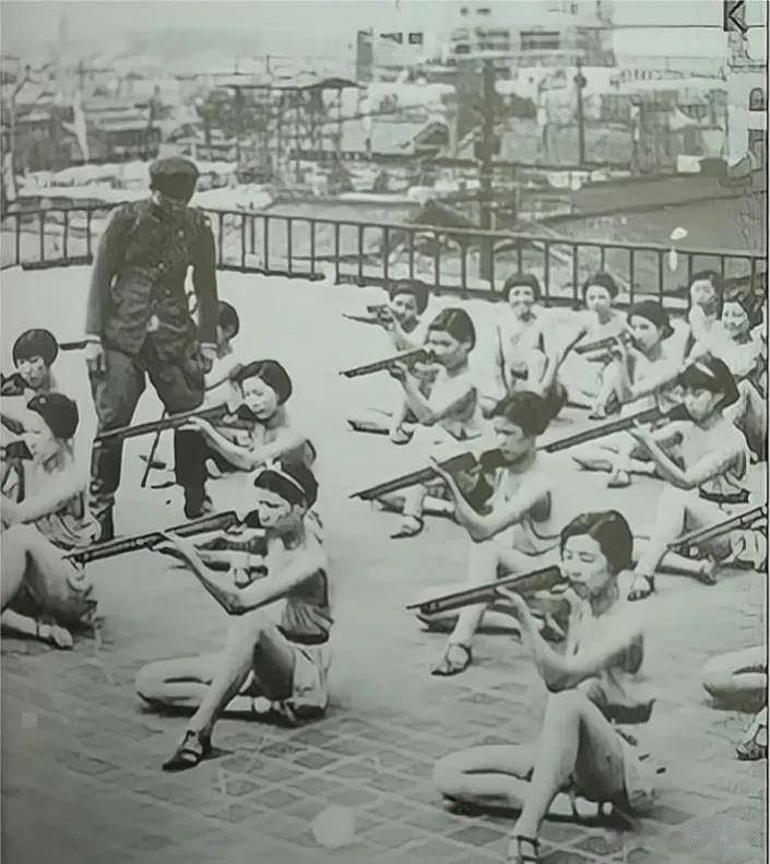 二战时，日本也有慰安妇，他们经常和国家的命运联系在一起。

为了丈夫可以把自己杀