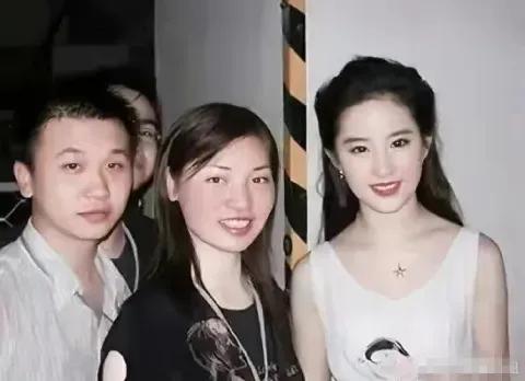 没有人会提出质疑吧？

在和素人的合影中，她的美总是脱颖而出，永远是在人群里第一