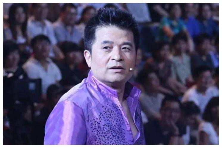 毕福剑当年因为主持《星光大道》，使他成为家喻户晓的央视主持人，让人印象深刻的“毕