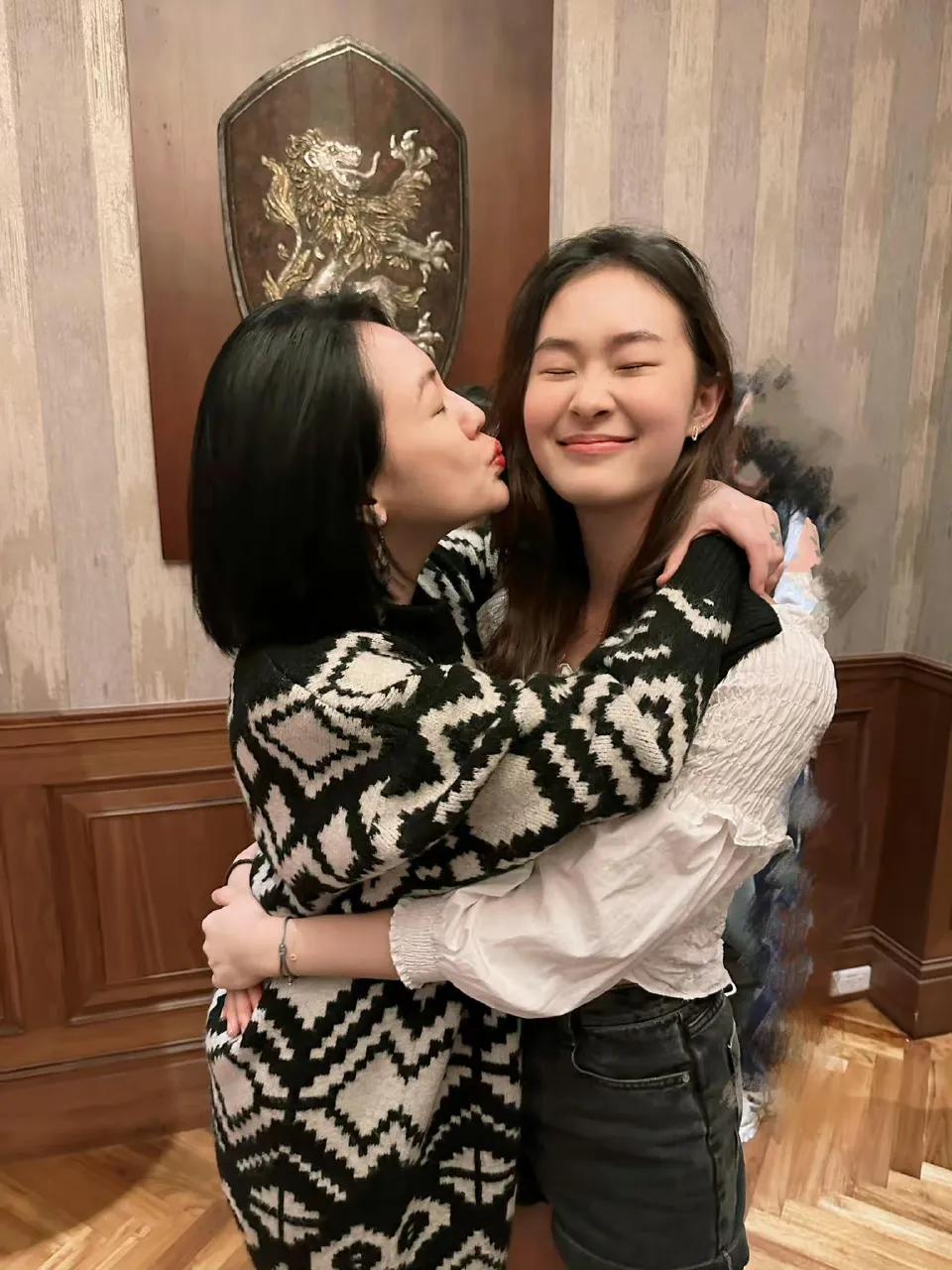 小S携带小女儿许老三和大女儿Elly许曦文现身贾永婕女儿的18岁生日宴会 ，在生