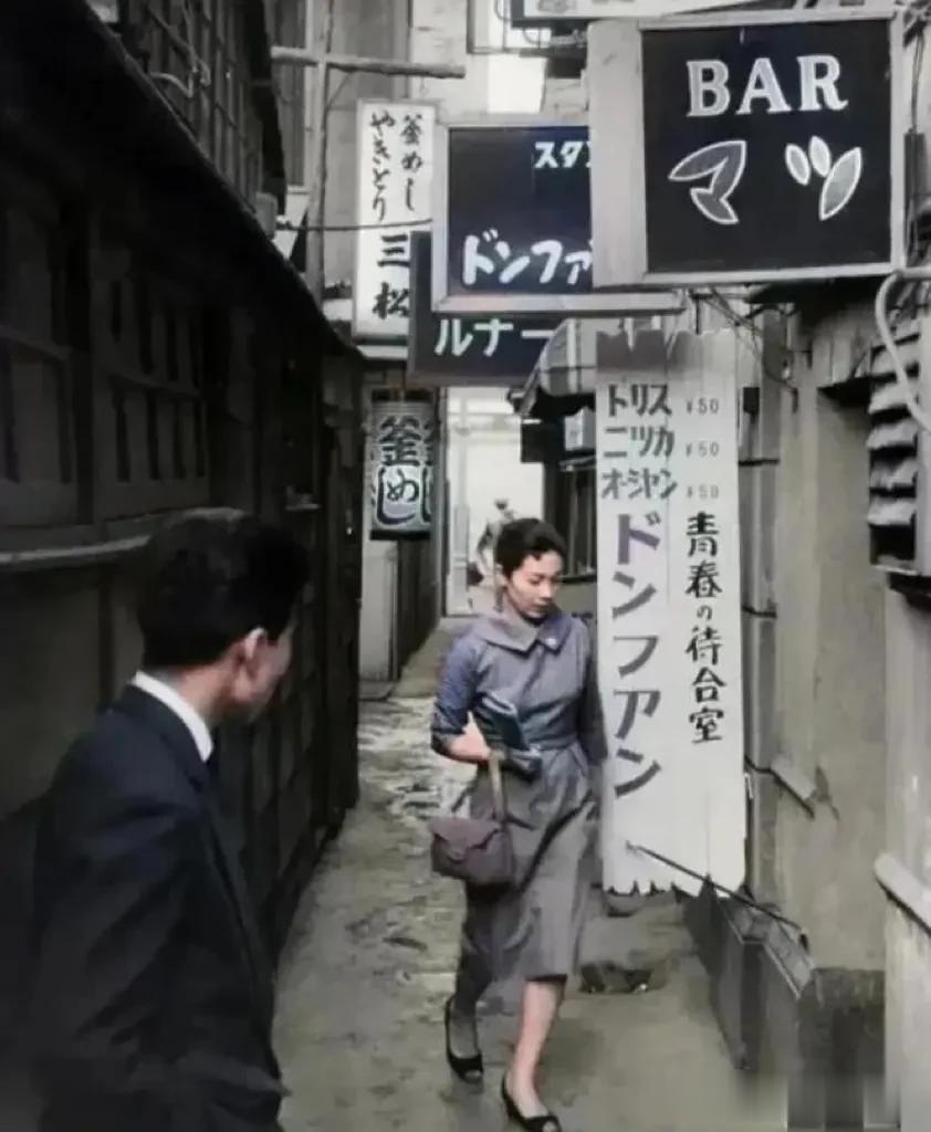1952年，一位穿着得体的日本少妇，神色匆忙的走进了东京小巷的一间叫做“青春接待