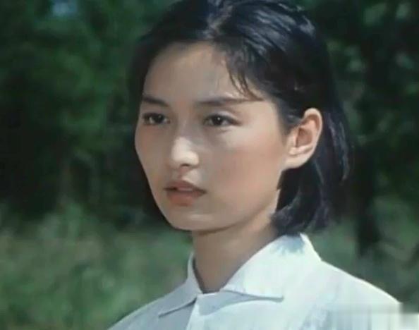 这是80年代著名的女演员，西安电影制片厂的厂花。
1955年她出生于上海市一个高