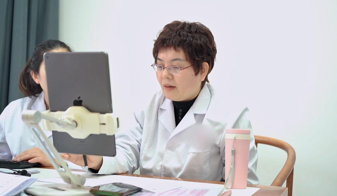 门诊上很多家长都在问：孩子来例假了，还能长高吗？到底还能长多高呀？
 
首先，向