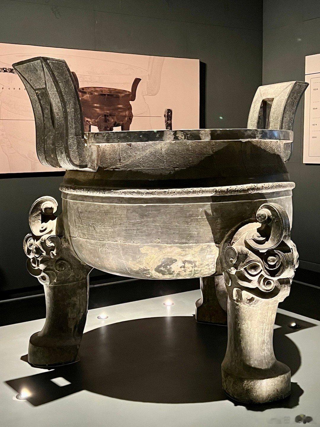 楚幽王墓文物。安徽省博物馆藏。此墓也称李三孤堆。1933年安徽大水，李三孤堆坟茔