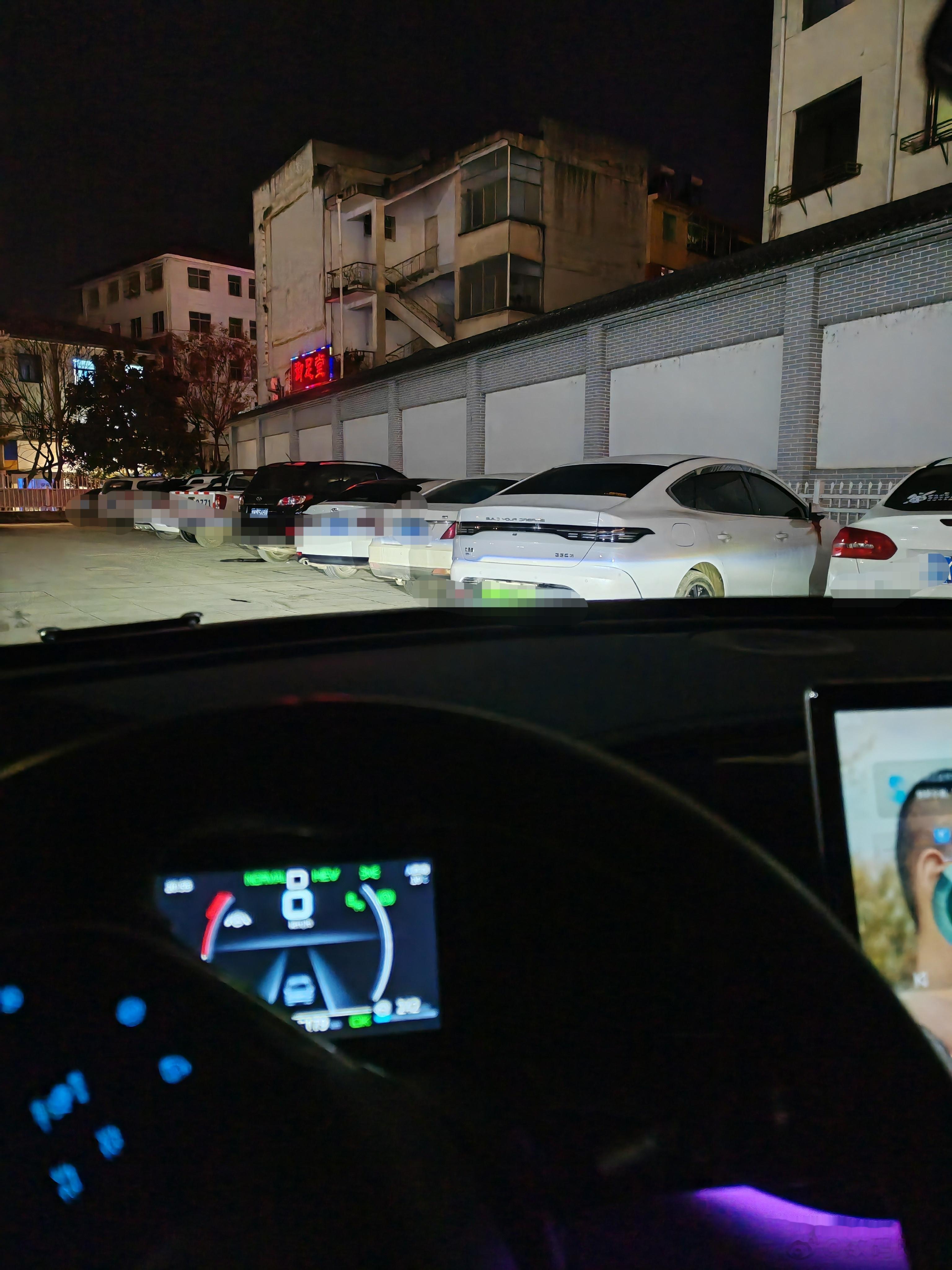 老远看我以为是汉，稍微近点看我以为比亚迪又出新款了，凑近一看，原来是驱逐舰05驱