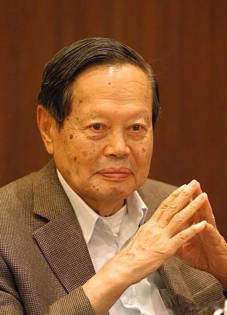 杨振宁回国后，清华大学给杨振宁100万年薪，杨振宁在清华大学工作了20多年，除了