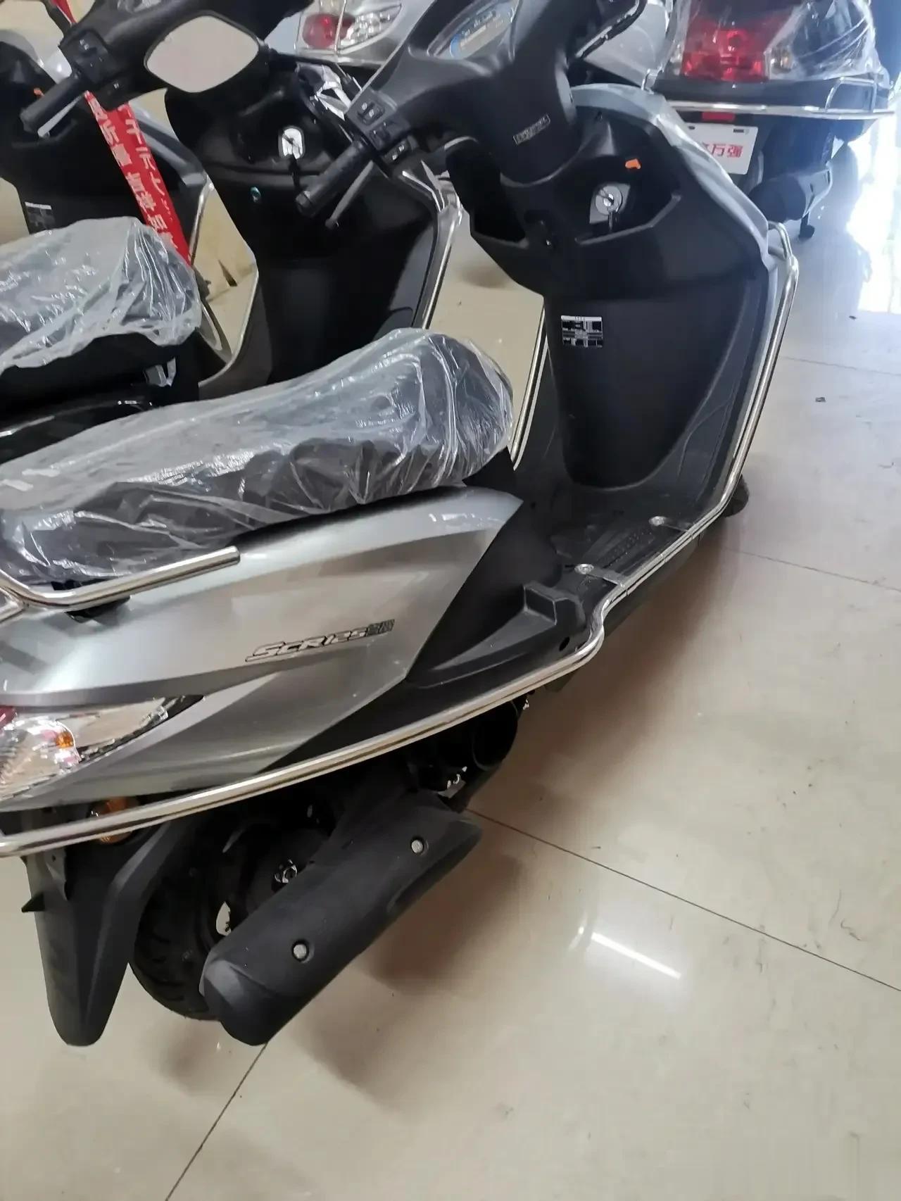 买了一辆五羊本田踏板摩托车7800块钱，不知道是不是买贵了？

踏板摩托车就是比