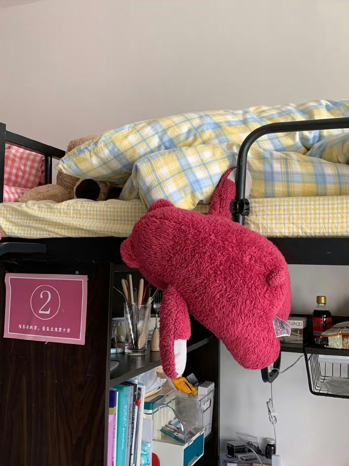  无物结同心，烟花不堪剪。 ​​​